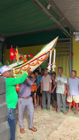 Chiếc ghe thứ 2 củng là chiếc ghe thi đấu đạt giải 3 năm 2024 của chùa sarlon cũng bắt đầu hạ thuỷ#kiettautv #vanhoakhmer #ghengosoctrang #sarlon 