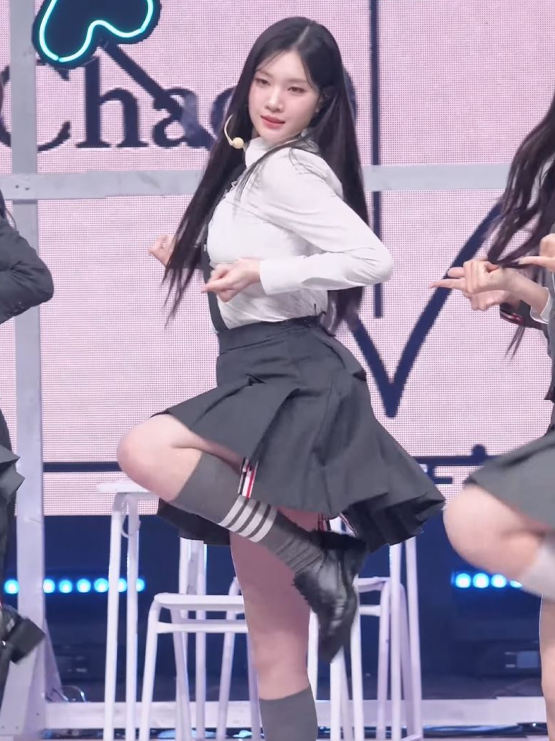 Hearts2Hearts's Juun performing 