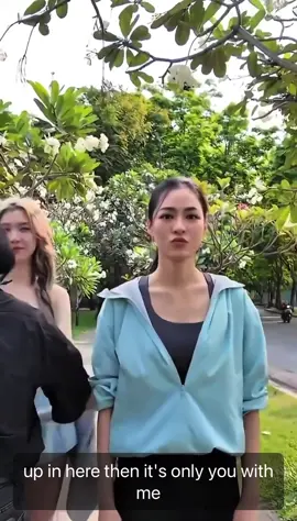 Nakikita mo yan orm yung abs ni lingling iyong iyo yan anong feeling kaya na nahahawakan yung abs ni lingling hirap agawan ni orm @Lingling Kwong @ออมออมเอง:^D 