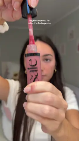 how my hair continued to get frizzier throughout this video is beyond me products used: @rhode skin glazing mist @MERIT Beauty tinted spf & contour stick @Saie super glowy gel in warm glow & blush in lady & mascara @Kosas pink serum concealer @Huda Beauty lip stain in warm brown & lip gloss in juicy peach  @Tower 28 Beauty multi liner in draw me #grwm #daymakeup #makeuptutorial #sephora #getreadywithme 