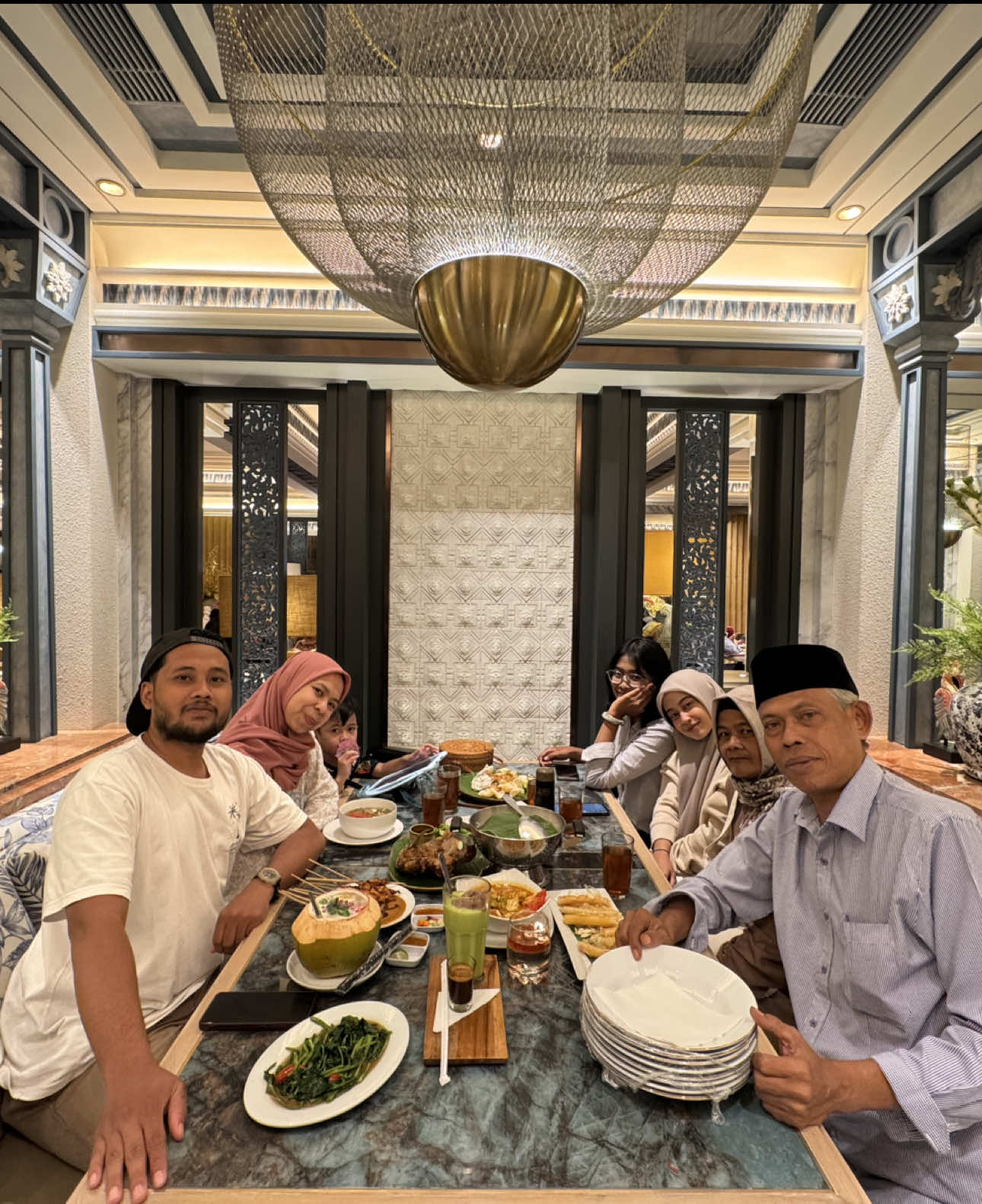 Makan di resto family friendly secantik ini bisa bawa pulang Iphone 17! Bumi Aki bagi-bagi Iphone 17, Samsung Z Flip, dan Tiket Pesawat Business Class PP Jkt-Singapore dalam rangka ulangtahun Bumi Aki ke-38 tahun, caranya gampang cukup makan di Bumi Aki dengan minimal 500,000 dan daftarkan diri untuk ikut undiannya. Berlaku sampai 31 Oktober 2025. Yuk buruan makan bersama keluarga di  restoran sunda enak @bumiakiheritage dan menangin hadiahnya !!!  #restosundabogor #bumiaki #bumiakibogor #restobogor #fyp 