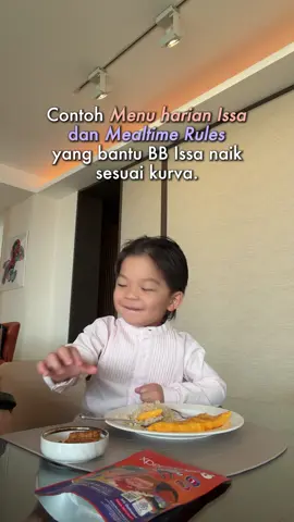 1. Makan 5x sehari karena lambung anak kecil. Snack favorit Issa: kulit ayam goreng dan french toast. Anak di 5 tahun pertama butuh lemak cukup banyak, karena 60% dari otak terdiri dari lemak. Kulit ayam karena mengandung lemak baik dan rasa gurihnya meningkatkan nafsu makan. 2. Aku usahakan selalu ada protein hewan setiap makan. Protein akan disimpan oleh tubuh menjadi otot & bantu pertumbuhan tinggi, tapi porsi karbo tetap paling banyak karena anak mengeluarkan banyak energi. 3. Beda cara masak, beda kelahapan. Aku berusaha kenali anakku, sesederhana Issa lebih lahap makan telur di dadar daripada orak-arik. 4. Setiap hari kasih Expert Boost Vitamin D 600 IU sesuai anjuran IDAI. Karena Issa masih pemilih soal sayur, aku tambah VitKids Multi Gummy, pastiin vitamin pentingnya cukup. Issa jadi jarang sakit, bb naik sesuai kurva, aku jadi tenang. 5. Jadwal makan menyesuaikan dengan kondisi anak. Aku pastikan tidak kasih makan di jam ngantuk.