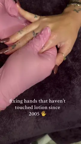 1 minute of maasaging hands that survived the great depression 😭 #asmrsounds #handmassage #massageasmr #asmrmassage #sleepasmr 