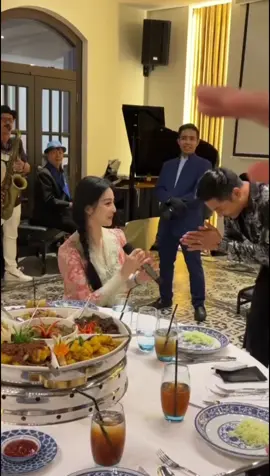 猜我在新加坡演出时遇到了谁？好美，好有亲和力 中国最美，真的好遗憾她被封杀了 #音乐 #情感共鸣 #情感 #范冰冰