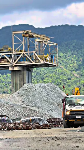 Pesona ISUZU GIGA FVZ🚧 #storykuli #kulitambang #alatberat #sumbawabarat #fyp 