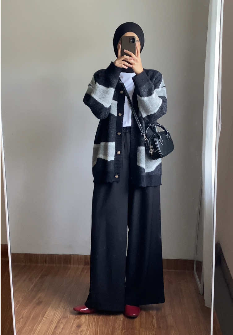 It’s the perfect match for those cozy, gloomy days 🌧️ This look from @THIS IS APRIL and I’m in love with every detail 🤍 Kelsey cardigan 🔗No.146 Kylo pants 🔗No.147 #thisisapril #cardiganrajut #outfitinspo #dailyoutfits 