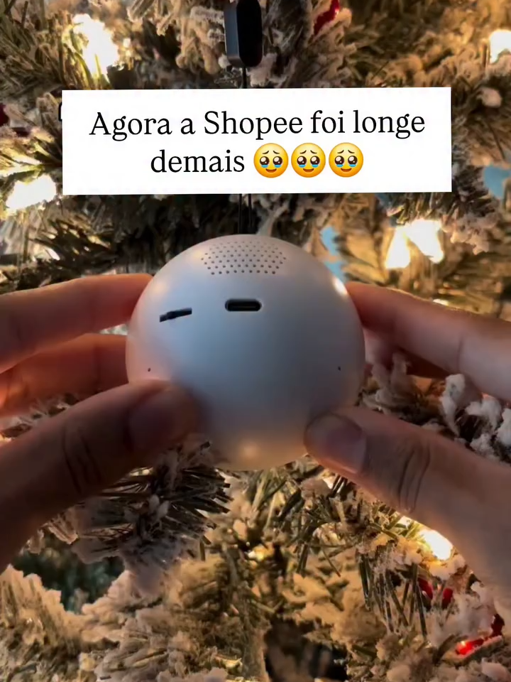 ✨ Agora a Shopee foi longe demais! 🤯 Isso não é um enfeite de Natal comum! É um projetor 360° que coloca suas fotos favoritas DENTRO da árvore. 🎄 Fica parecendo mágica! Achei o item perfeito pra deixar a decoração desse ano ainda mais especial e cheia de memórias. Já SALVA o vídeo pra não perder essa dica de ouro e comenta 