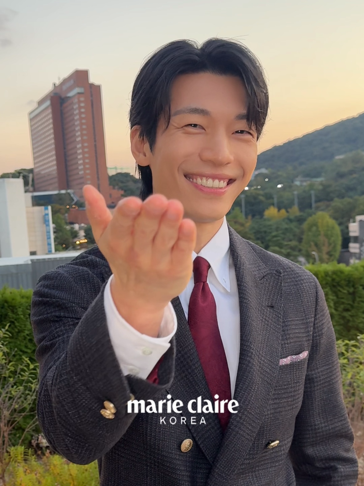 #마리가간다 노을 지는 저녁하늘과 두 배우... 너무 아름답지 않나요?🌆 곧 오픈을 앞둔 브루넬로 쿠치넬리 서울 플래그십 스토어 오픈 기념 행사에서 배우 위하준과 이종석을 만났습니다.🤎 마리끌레르 카메라를 향한 스윗한 인사를 지금 바로 만나보세요!✨ - Brunello Cucinelli Seoul Flagship Store Opening Celebration Event. - #BrunelloCucinelli #Cucinelli #브루넬로쿠치넬리 #위하준 #WiHaJun #이종석 #LeeJongSuk #마리끌레르 #MarieClaireKorea