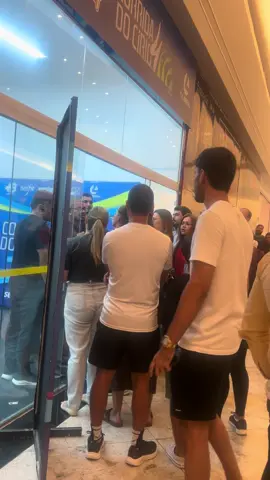 Não há justificativas para tanta falta de respeito! A 40 edição da Corrida do Círio, presenteando os atletas com um show de falta de organização. Para começar, uma fila quilométrica com horas de espera, seguindo com avisos cheios de contradição que teriam acabado as camisas tamanho P e M de todos os percursos e não haveria reposição, que encerrariam o expediente e teríamos que voltar no dia seguinte contando com a sorte para conseguir retirar o kit. O resultado não poderia ser diverso: tumulto, pessoas exaltadas ( e com razão) e frustração. Lamentável!!!@TV Liberal 