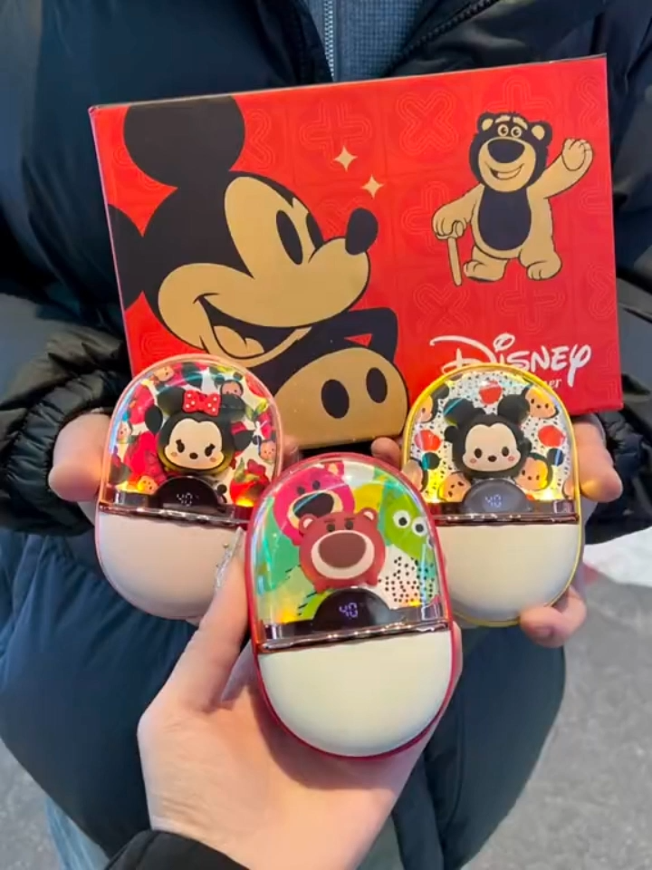 正版授權！新款毛絨暖手寳行動電源  ✨既是暖手寶也是行動電源✨大容量電池 ✅安全防爆 👍5秒快速溫暖 🥰5檔溫度調節 ✅小巧迷你 😎多重安全保護 🔥3種顔色隨心選擇✨智慧數顯示🎉暖心氛圍燈，送禮的最佳選擇