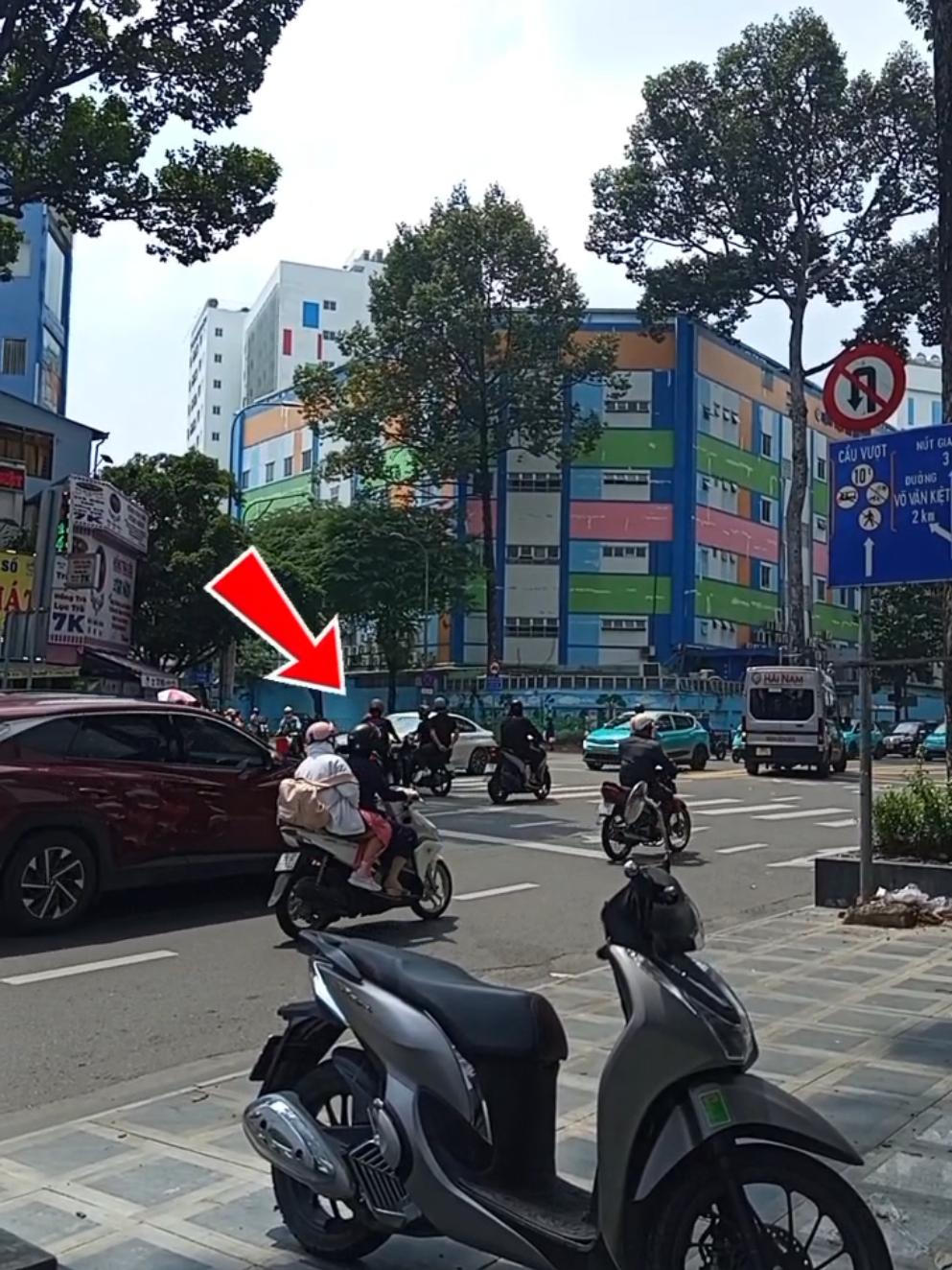 mọi người chú ý đoạn này có bảng cấm quay đầu nhé 