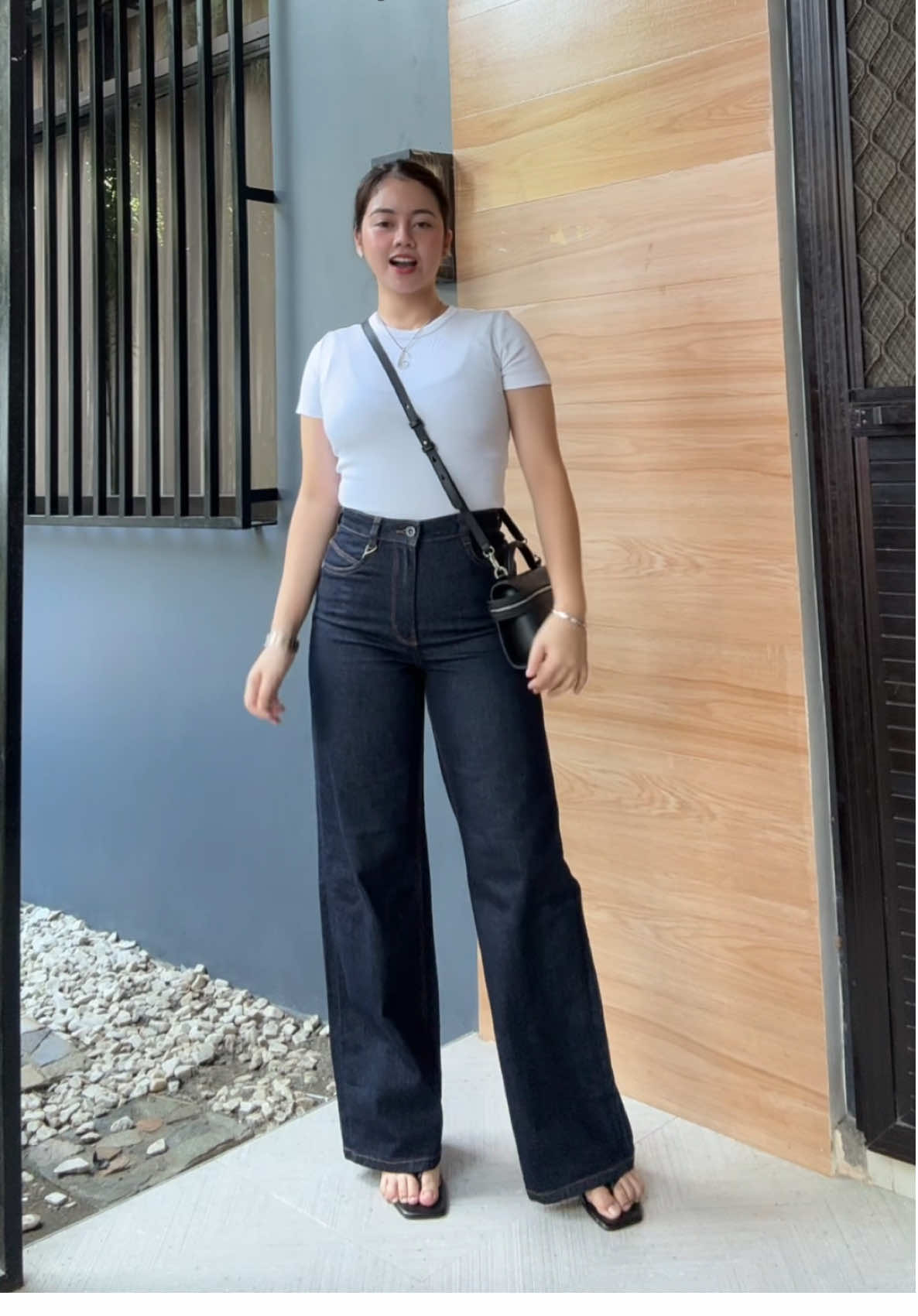 Another favvv! ganda ng wideleg stretch jeans na ‘to! If you haven’t checked out yet, ano pa inaantay mo sissy?! 😅😘 #wideleg #widelegpants #widelegjeans #widelegpantsoutfit 