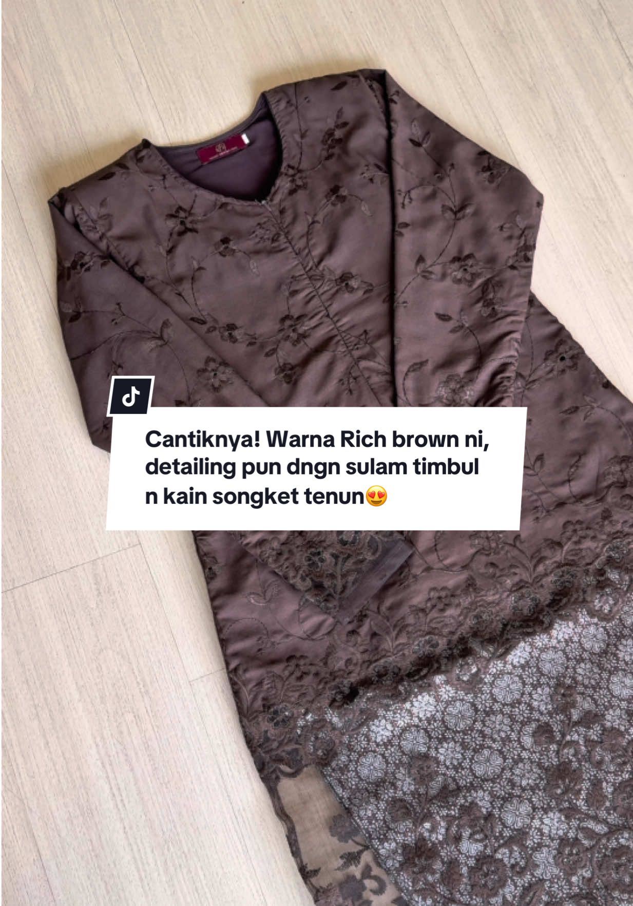 Cantiknya! Warna Rich brown ni, detailing pun dngn sulam timbul n kain songket tenun😍 Nampak exclusive sangat! Kena ada satu dalam wardrobe 😍✨ #nfhboutiquegallery #kurung #bajuwanita #kurungcantik #kurungviral 