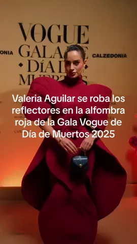 Una clase de #moda y #belleza. Así ha llegado @Valeria Aguilar a la alfombra roja de la #GalaVogue de hoy: envuelta en uno de los vestidos más lindos de la noche. #ValeriaAguilar #fashion 
