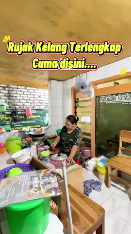 Rujak khas pesisir pamekasan atau sampng nih?🙀, ga afdol kalo ke pamekasan ga makan rujak kelang, apalagi rujak kelang mbak fat yang toppingnya super lengkapp, bukan cuma bakdabaknya yg kres kres tapi buahnya jugaa🤤. Favorit kalian kalo ke mbak fat pesen apa? Kalo mimin sih semuanyaa🤤#rujakkelangmbakfatbrenta #rujakkelang #kulinermadura