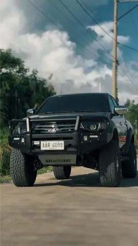 𝙏𝙝𝙖𝙩 𝙘𝙤𝙪𝙣𝙩𝙤𝙬𝙣 𝙝𝙞𝙩𝙨, 𝙖𝙣𝙙 𝙩𝙝𝙚 𝙎𝙏𝙍𝘼𝘿𝘼 𝙧𝙤𝙡𝙡𝙨 𝙤𝙪𝙩. 🚙🛞 #strada #mitsubishi #mitsubishistrada #catsoftiktok #car 