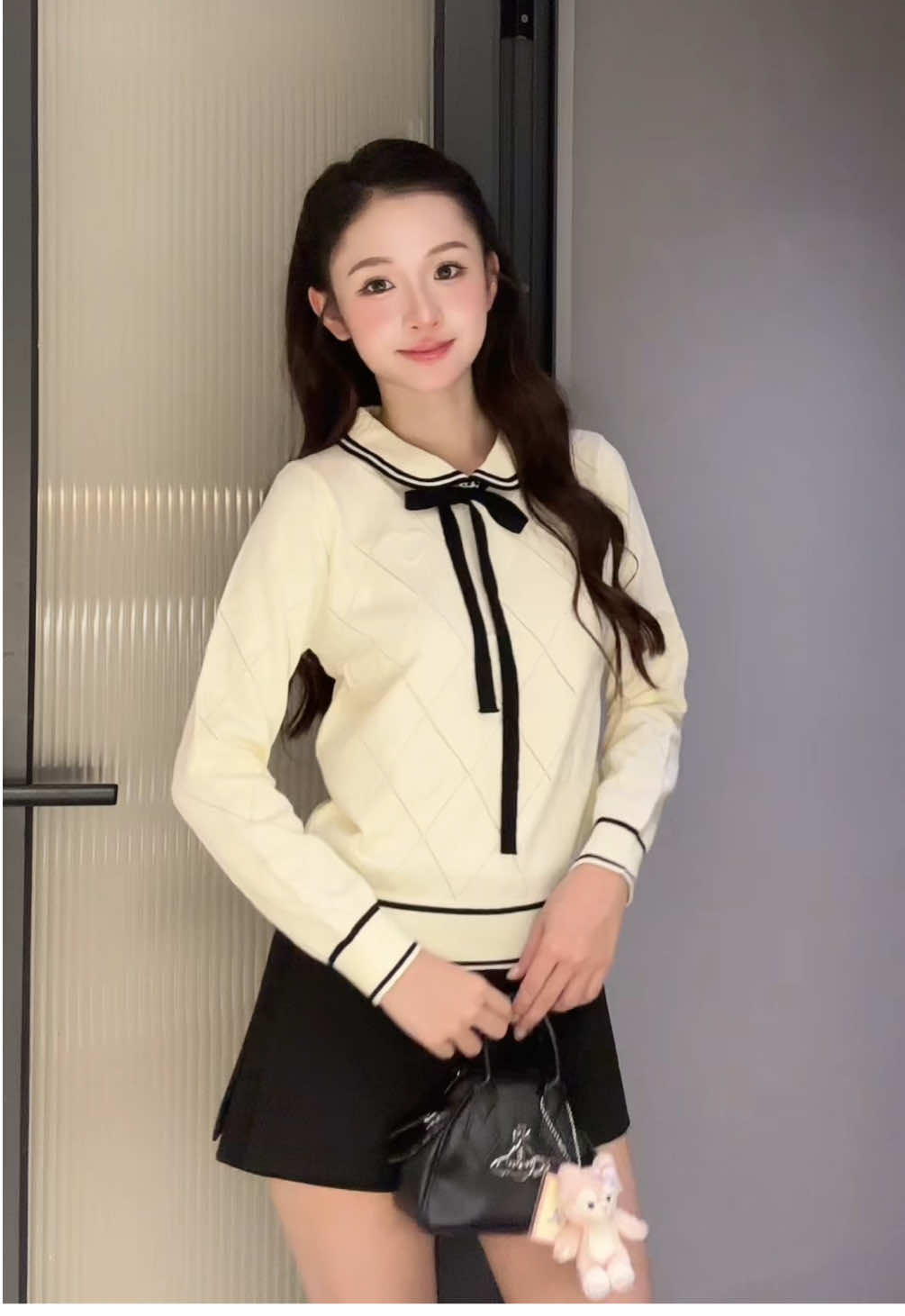 Một item cho ngày se lạnh mà nàng nhất định phải có. Áo len cổ sen thắt nơ điệu đà, ấm áp, phối cùng chân váy ngắn tạo nên outfit vừa trẻ trung vừa nữ tính.  #deliz #delizvn #aolen #aolendaitay #aolennu 