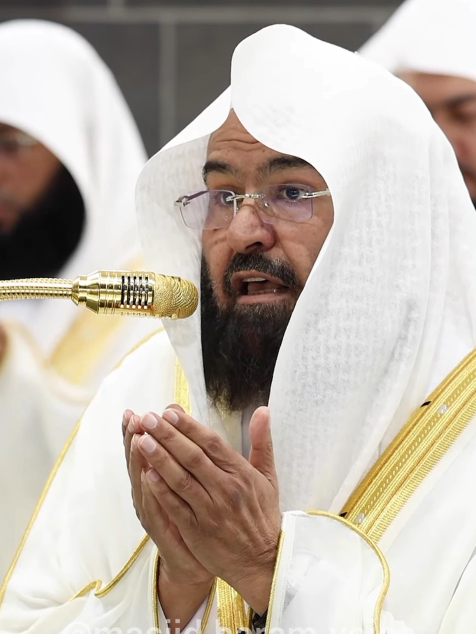 A heartfelt dua for all Muslims from Masjid Al-Haram in the beautiful voice of Sheikh Sudais. May Allah bless and guide us all. 🤲🕋 #masjidalharam  #SheikhSudais #islamicdua  #dua #muslimtiktok 