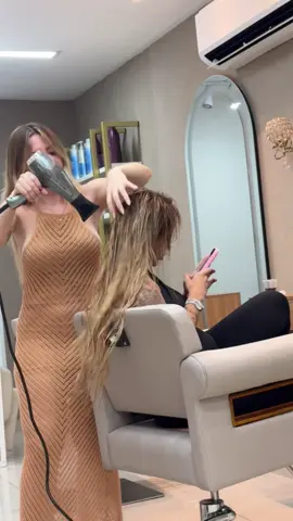 Paguei um salão para ajeita o cabelo de Eduarda 