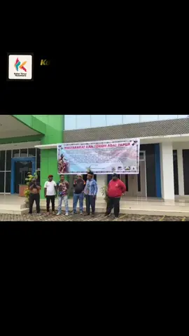 MASYARAKAT DAN TOKOH ADAT PAPUA TUNTUT KEPALA BBKSA DICOPOT! Gelombang protes muncul dari berbagai wilayah di Tanah Papua atas dugaan pembakaran Mahkota Kebesaran Ondoafi atau Raja oleh pihak Balai Besar Konservasi Sumber Daya Alam (BBKSA). Tindakan tersebut dinilai melanggar norma adat dan budaya, bahkan disebut sebagai penistaan terhadap simbol kehormatan tertinggi masyarakat adat Papua. Dalam spanduk besar bertajuk “Masyarakat dan Tokoh Adat Papua”, mereka menyampaikan empat tuntutan utama: 1. Presiden diminta mencopot Kepala BBKSA dari jabatannya. 2. Menjatuhkan sanksi tegas dan denda adat kepada pelaku pembakaran mahkota kebesaran. 3. Meminta agar Kepala BBKSA diganti dengan Orang Asli Papua (Tabi/Saireri) yang memahami adat dan budaya setempat. 4. Menutup sementara kantor BBKSA hingga persoalan ini diusut tuntas. Seruan ini datang dari masyarakat adat di berbagai wilayah  mulai dari Sorong, Manokwari, Nabire, Fakfak, hingga Jayapura  sebagai bentuk solidaritas terhadap nilai-nilai budaya Papua yang dianggap dilecehkan. Masyarakat berharap pemerintah pusat segera merespons serius agar kepercayaan masyarakat adat terhadap negara tetap terjaga. Kasus ini menjadi sorotan publik, menandai pentingnya penghormatan terhadap adat dan budaya di Tanah Papua. #Papua #BudayaPapua #BBKSA #Ondoafi #PenistaanBudaya 