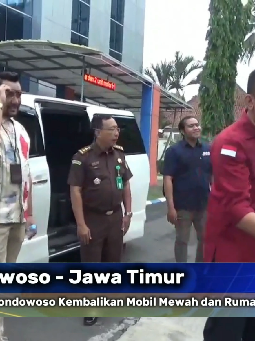 Kejaksaan Bondowoso Kembalikan Mobil Mewah dan Rumah Kredit Fiktif BRI Unit Tapen  Bondowoso - Kepala Kejaksaan Negeri Bondowoso  Dzakiyul Fikri SH.MH menyerahkan langsung barang sitaan negara yang berasal dari barang bukti perkara tindak pidana korupsi berdasarkan putusan Mahkamah Agung Republik Indonesia kepada BRI Cabang Bondowoso dan diterima langsung oleh Pemimpin Cabang  BRI Muhammad Rosyid Hudaya, Rabu sore. Barang bukti yang dikembalikan yaitu 1 unit mobil Toyota Alphard berwarna putih dengan nopol W 1056 DV, beserta surat-surat lengkap. Juga sebidang tanah dan bangunan di perumahan Nangkaan Bondowoso lengkap dengan Sertifikat hak milik.   Menurut Kajari Bondowoso, penyerahan ini  dilakukan setelah kasasi yang diajukan oleh terdakwa RA ditolak. Sehingga putusan kembali pada pengadilan sebelumnya. Salah satu amar putusan Pengadilan Negeri Tipikor itu yakni barang bukti dikembalikan ke pihak Bank BRI  tersebut.  Kasus di BRI unit Tapen Bondowoso bergulir pada tahun 2024 membuat gempar di kabupaten Bondowoso, puluhan warga Desa Grujugan dan Tapen menjadi korban kredit bodong tersebut. Total kerugian akibat kredit fiktif ini mencapai sekitar Rp 5,3 milliar. Dan menetapkan Kepala unit BRI Tapen Bondowoso YAN dan Mantri RA sebagai tersangka. (Bagus) https://youtu.be/mlFhfl9JBUs?si=sVNKkq4X9kWGppLi #bank #kejaksaan #bri #bondowoso #tapen 