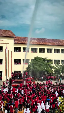 tau aja klo blm mandi 1 sekolah 😂 #smansa #smansacikut #cikarangutara #cikarang #bekasi #sakura 