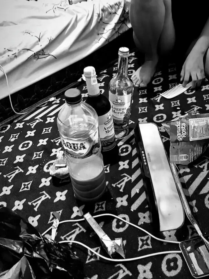 cara membuat onde onde: bahan isi: -santan 50ml -kacang hijau 50gram -garam 1/8 sdt -gula pasir 30gram -daun pandan 1 lembar bahan kulit: -tepung ketan putih 125gram -gula pasir 30gram -kentang kukus 25gram, haluskan -air hangat 100ml -garam ¼ sdt -wijen 50gram -minyak goreng cara membuat: -campur kentang kukus, tepung ketan putih, garam dan gula putih. Aduk secara merata lalu tuangkan air hangat sedikit demi sedikit. Uleni hingga licin dan kalis. -kukus kacang hijau selama 20 menit. Angkat dan haluskan. Tambah daun pandan, santan, garam dan gula pasir. Masuk sampai kalis. -masukkan bahan isian yang sudah dingin pada kulit. Bulatkan. Gulung dalam wijen. Goreng dengan api sedang. #fyp #anggurmerah #kawakawaijo #atlas 