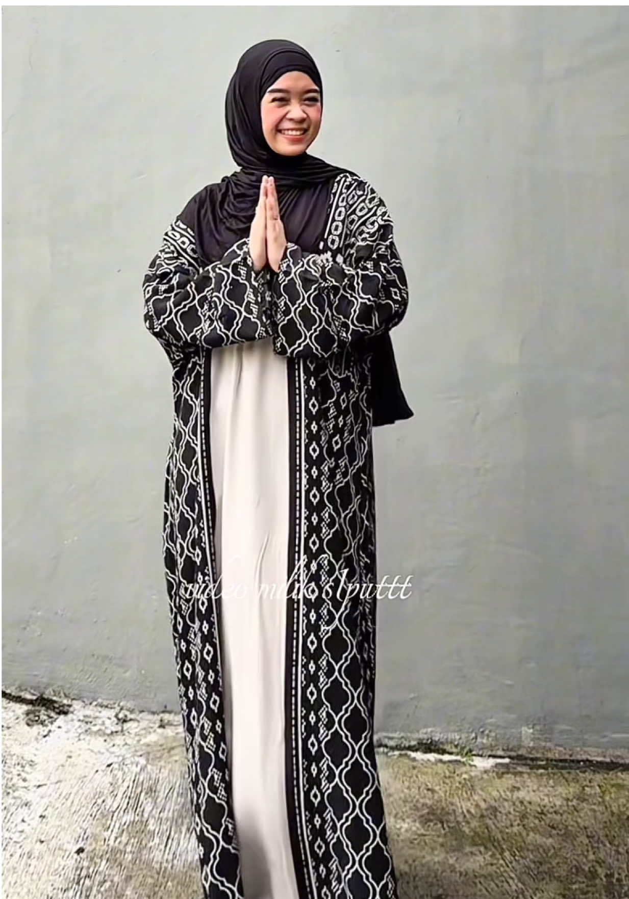 naksir abis sm abaya satu ini!!! karna aku kiran ratusan rb, ternyata murah banget! pliss dengan kualitas dan motif sebagus ini yakin ownernya ngasih harga segini??😭🔥