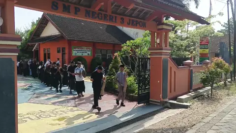 Jalan sehat SMPN 3 Jepon dalam rangka Hari Santri Nasional