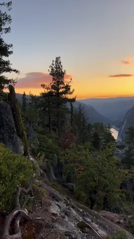 Not painted, but alive—nature’s own masterpiece 🎨 #naturemagic #sunsetviews #mountainvibes #skycolors #earthart  