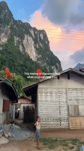 Being welcomed into a remote village in Laos was one of the most eye opening experiences. Seriously, one of the best places on earth 🇱🇦🌏 #laos #givevolunteers #sopchem #village #travel  • • • Learn more about immersive travel!! 🔗 in B|0! 