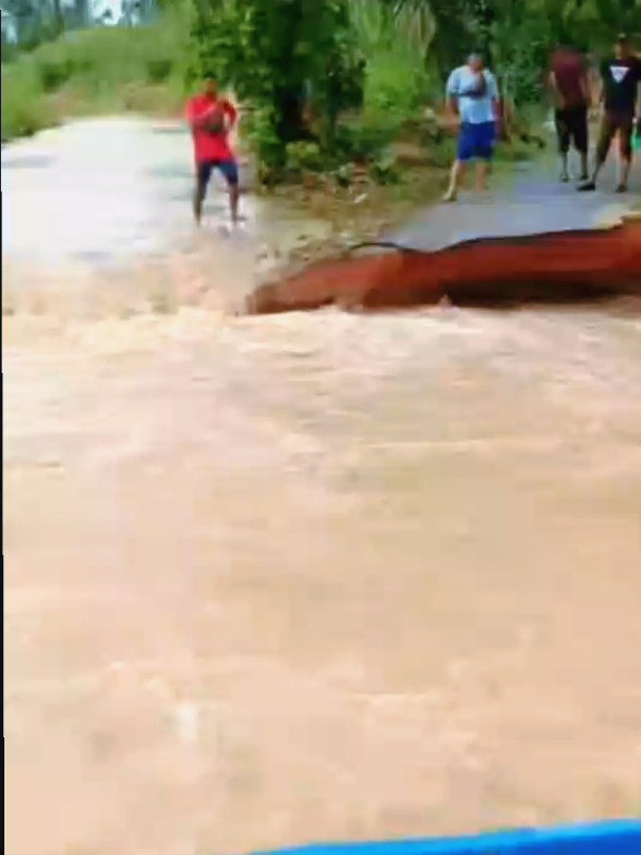 Jalan terputus di area Selera Azrorasa Kampung Matang Gelugor Taiping Perak. Ya Allah selamatkanlah kami semua dari bencana banjir. Amin ya rabbal alamin. #banjirtaiping #banjir2025 #taiping #flood #fypシ゚viral 