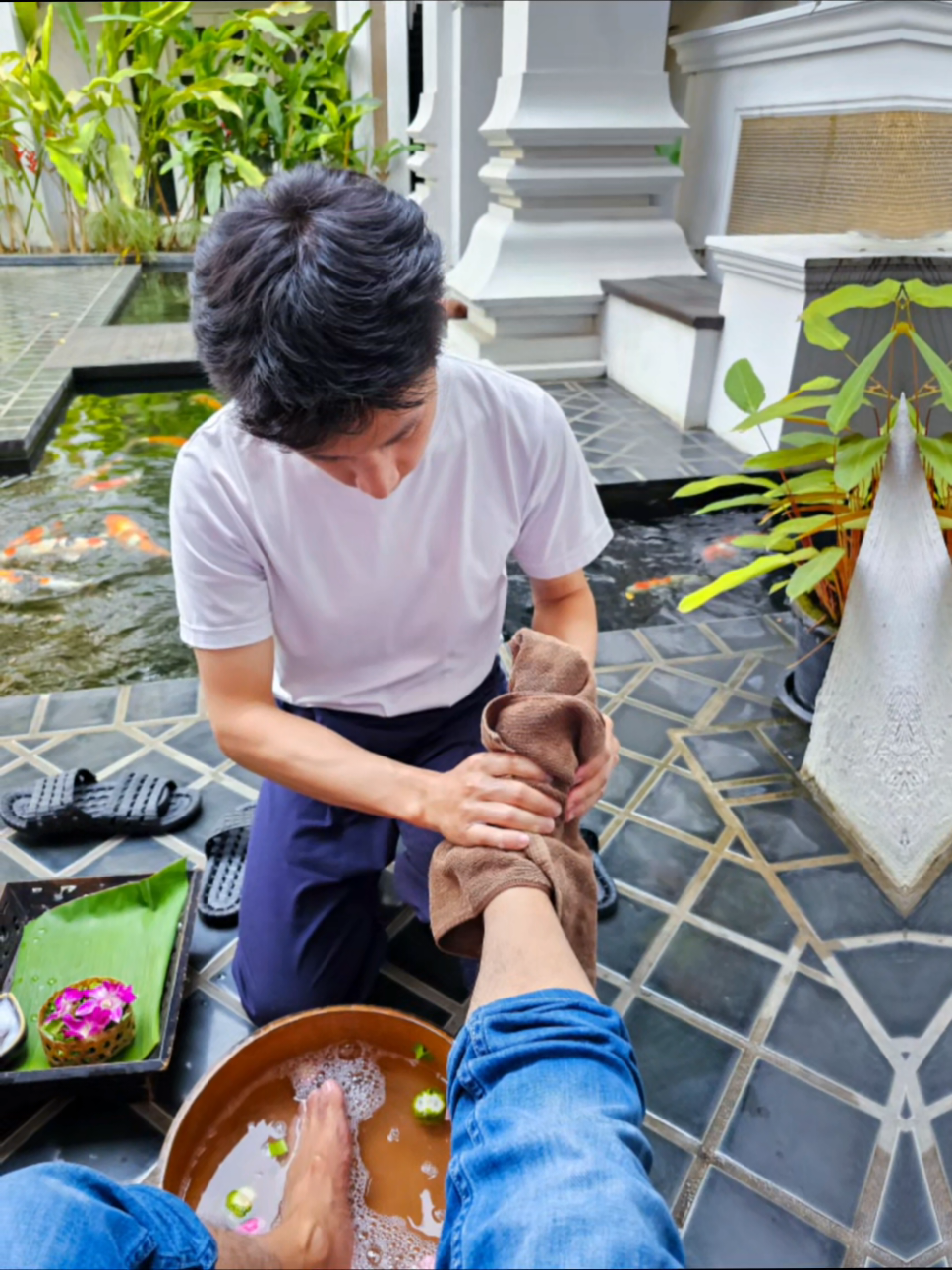 วันนี้จะมารีวิวนวดกับน้องฟ้า Therapist ชาย ที่ Zira Spa สปาที่ใหญ่และดีที่สุดในเมืองเชียงใหม่ จะเป็นยังไงตามอ่านรีวิวเต็มได้ในไลน์กลุ่มรีวิวนวด สนใจ DM หรือทักไลน์ @planetworld (มี@) ได้เลยครับ #นวด #นวดน้ำมัน #นวดออย #นวดอโรม่า #หมอนวดชาย 