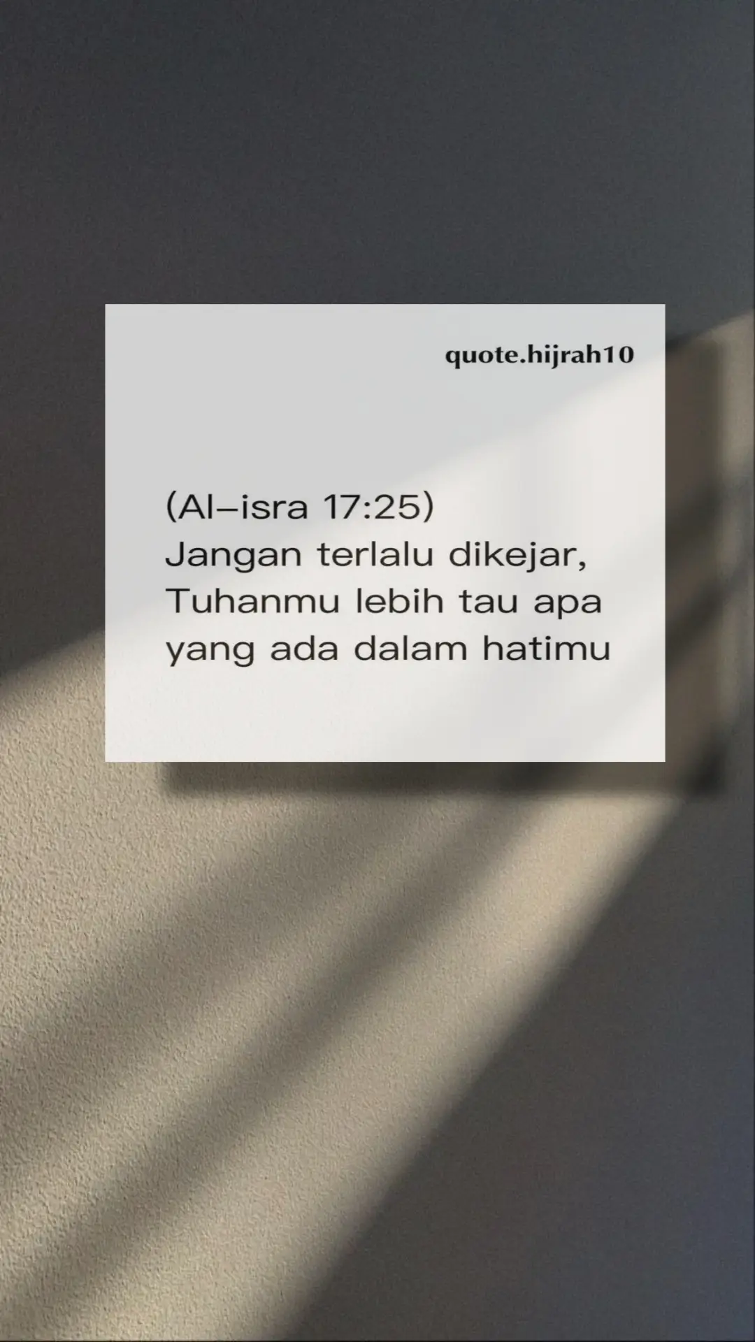 🧂 Bahan-bahan: 10 buah tahu putih (bisa pakai tahu pong/tahu kotak, potong sesuai selera) 3 siung bawang putih, haluskan ½ sdt merica bubuk 1 sdt garam ½ sdt kaldu bubuk (opsional) 100 ml air Minyak goreng secukupnya 🔸 Bahan pelapis kering: 5 sdm tepung terigu 3 sdm tepung maizena (atau tepung beras untuk hasil lebih garing) ½ sdt baking powder (opsional, untuk ekstra renyah) Sedikit garam dan merica bubuk 🔥 Cara Membuat: Rendam tahu dalam bumbu: Campur air, bawang putih halus, garam, merica, dan kaldu bubuk. Masukkan potongan tahu ke dalamnya. Rendam ±15–30 menit agar bumbu meresap. Siapkan pelapis: Campur tepung terigu, maizena, baking powder, garam, dan merica dalam wadah. Ambil 3 sdm campuran tepung, beri sedikit air hingga menjadi adonan basah (agak kental). Lapisi tahu: Ambil tahu dari rendaman, celupkan ke adonan basah. Gulingkan di adonan tepung kering sambil ditekan-tekan agar tepung menempel “keriting”. Goreng hingga renyah: Panaskan minyak banyak di api sedang. Goreng tahu hingga keemasan dan garing (sekitar 3–5 menit per sisi). Angkat dan tiriskan di atas kertas minyak/tisu dapur. 💡 Tips agar ekstra crispy: Gunakan tepung maizena atau tepung beras lebih banyak dari terigu (perbandingan 2:1). Goreng dua kali: pertama setengah matang, tiriskan, lalu goreng lagi sebentar sebelum disajikan. Jangan goreng di api terlalu kecil—bisa membuat tahu menyerap minyak. #sadstory #promomakangajian #xyzbca #foryou #fyp 