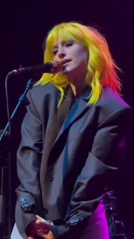 #HayleyWilliams apresentando ‘Mirtazapine’ no #MusiciansOnMusicians, evento anual da #RollingStone 