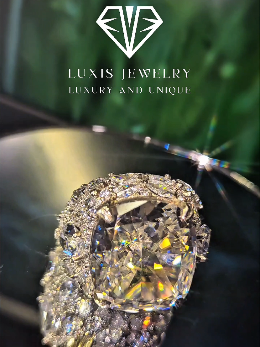 Đeo nhẫn gì cho sang và thu hút? Nhẫn viên chủ đá xoàn Nam phi cao cấp to khủng này sẽ không làm bạn thất vọng 😍😍😍 💎💎💎 LUXIS JEWELRY 💎💎💎 Luxury & Unique ❤️ Sang trọng và độc đáo Chuyên gia công trang sức thiết kế theo yêu cầu sỉ & lẻ #luxisjewelry #nhankimcuong #nhankimcuongmoissanite #Moissanite #nhannam 