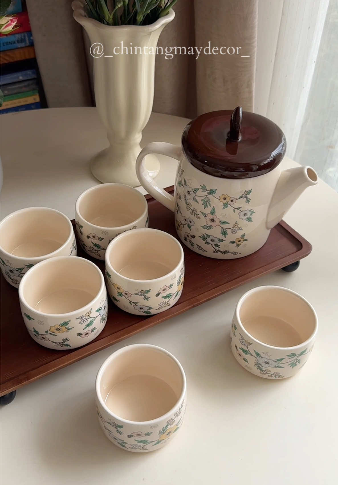 Set ấm chén hoa nhí mang cảm giác ấm áp cho góc bàn trà của gia đình ♥️ Set gồm 1 ấm 800ml, 6 chén 200ml và 1 khay gỗ #amchensucaocap #amchentra #boamchen #dogomsu #dodecor 