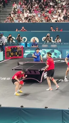 Đêm Paris là ánh sáng rực rỡ của tấm huy chương vàng Olympic, còn gió Doha là dư âm rực lửa của ba chức vô địch liên tiếp. Từ việc dốc hết sức lực bên bờ sông Seine cho đến lá cờ đỏ năm sao tung bay trên sân vận động Hamad, họ, Sun Yingsha và Wang Chuqin, đã dùng đức tin của mình để du hành xuyên các chu kỳ và dùng sự hiểu biết ngầm để viết nên truyền thuyết. Khi quả bóng cuối cùng chạm đất, Wang Chuqin quay lại và ôm chặt Sun Yingsha Năm giây tuy không dài nhưng lại mang sức nặng của chín năm bên nhau, một cái ôm tuy đơn giản nhưng nó thể hiện vô số ngày đêm của sự kiên trì và cống hiến. Đây là lần ôm nhau thứ chín của họ, tiếp tục đăng quang trên đỉnh Paris và là sự đáp trả hoàn hảo cho giấc mơ ba chức vô địch liên tiếp của Doha. Từ một đối tác trẻ tuổi đến ông vua đôi nam nữ, từ sự cám dỗ ở Jakarta đến sự điềm tĩnh ở Doha, họ đã dùng chín cái ôm để tạo ra các vòng trưởng thành của chín cõi. Họ mang theo lá cờ của giải bóng bàn đôi nam nữ quốc gia và thể hiện sự thống trị của “Shatou kết hợp” trên đấu trường thế giới. Đánh bại đối thủ mạnh với tỷ số 3:1 và giành Heydusek Cup lần thứ ba, họ không chỉ làm nên lịch sử mà còn cho cả thế giới chứng kiến ,Sự kiên trì, hiểu biết ngầm và hình mẫu của các vận động viên Trung Quốc sau năm 2000. Cái ôm này là sự ăn mừng chiến thắng, sự nhẹ nhõm sau khi giải tỏa áp lực, là minh chứng cho “sự đoàn kết tinh thần” trong những năm hợp tác và là câu trả lời cảm động nhất dành cho tất cả những người ủng hộ: “Bạn luôn có thể tin tưởng vào Wang Chuqin và Sun Yingsha”.  Từ Paris đến Doha, đó không phải là kết thúc mà là sự tiếp nối của huyền thoại. Điểm dừng tiếp theo là Bắc Kinh Grand Slam. 