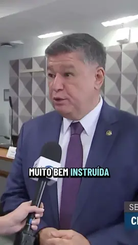 O senador Carlos Viana, presidente da CPMI do INSS, falou antes do depoimento da médica investigada e fez uma análise contundente sobre o caso. Segundo ele, a depoente é “uma pessoa muito bem instruída, uma advogada famosa, de bons relacionamentos”, mas o que se tem visto na CPMI é um padrão se repetindo: os mesmos nomes, os mesmos contadores e as mesmas conexões com empresas que movimentaram milhões de reais sem justificativa plausível. “É a mesma advogada do marido que movimentou valores altíssimos e que, ao meu ver, foi o grande articulador de toda a participação deles”, disse Viana. O senador destacou ainda a incoerência entre o perfil profissional da depoente e os valores que giraram em torno de suas empresas. “Toda pessoa que faz consultoria no Brasil, seja na medicina ou em qualquer área, gostaria de descobrir essa chave mágica que vale 18 milhões de reais”, ironizou o presidente da CPMI. Carlos Viana lembrou que todas essas empresas estão ligadas ao dinheiro dos aposentados brasileiros, desviado por meio de esquemas que usavam o nome do INSS. “Ela tem o direito de ficar em silêncio, mas os fatos já são, por si só, muito reveladores”, afirmou. O senador também chamou atenção para o nível de vida do casal investigado, citando a compra de um imóvel de 28 milhões de reais em Balneário Camboriú, no endereço mais caro de Santa Catarina. “A população está vendo o que está acontecendo e será ela quem vai fazer o julgamento final”, concluiu. 📍 A CPMI do INSS segue expondo os bastidores de um dos maiores escândalos envolvendo o dinheiro dos aposentados. E o senador Carlos Viana reforça: o Brasil precisa saber quem ficou rico com o sofrimento de milhões de idosos. ⸻ Hashtags: #CPMIdoINSS #CarlosViana #CorrupçãoNoINSS #DinheiroDosAposentados #brasilcontraacorrupção 