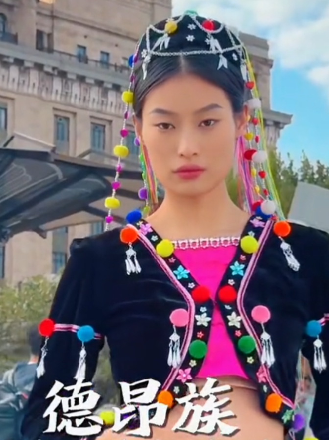 这是中国部分民族的传统服饰。中国有56个民族，其中汉族占多数，少数民族仅占总人口的10%左右。   #少数民族风情 #少数民族 #56ethnicgroups #china #56ethnicgroupsofchina #chinese #中国 #traditionalclothing #indegenous #chineseethnicgroups #少数民族服饰 #少数民族服