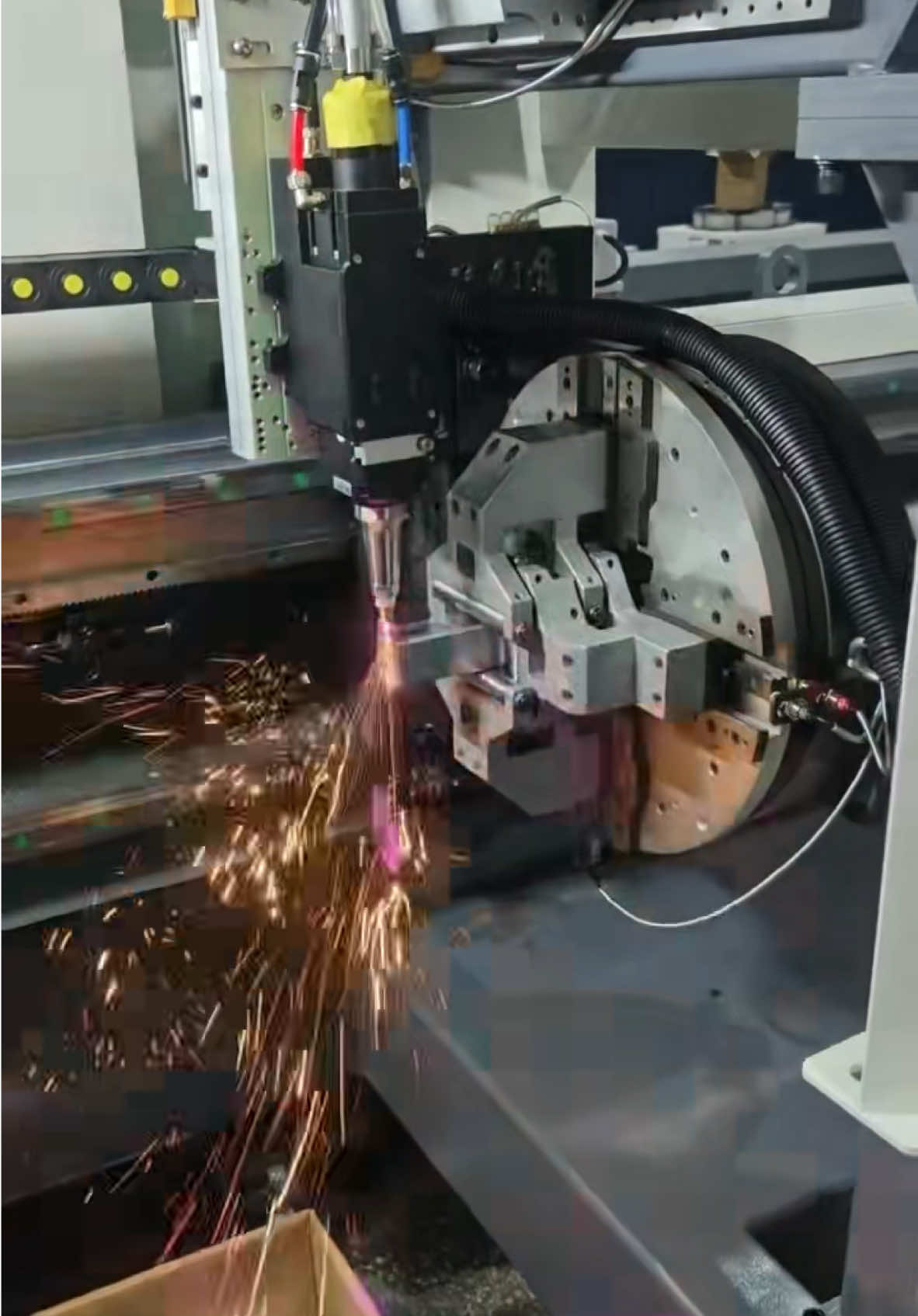 #tubelasercutter #tubelasercuttingmachine #tubelaser #tubelasercutting #lasercutting #laser 