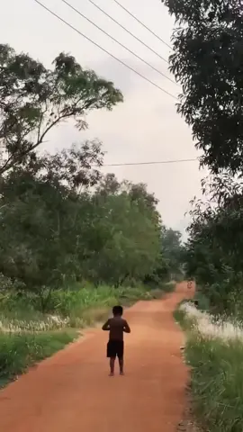 හිතේ කිසි බරක් නැති, කඩචෝරුවක්,සෙල්ලමක් විතරක් හිතේ ඇති, ජීවිතේ ඇති සුන්දරතම කාලවකවානුව🥹❤️(Video Credit -Dazindu Dulaz) #village #kid #enjoylife #viral #viralvideo #fyp #foryoupage 