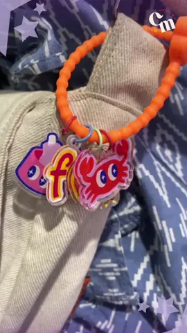 Keycharms yang slay dan cute pol! 🤩 Bye gantungan kunci basic. Hello gantungan kunci yang totally kamu! Desain bebas request, hasil cetak UV no debat tajamnya. ✨ Yuk, buruan spill ide keycharm kamu disini! 📍 Jl. Raya Menganti Wiyung No.10A, Wiyung, Surabaya Email: centimeter.adv@gmail.com Shopee: centimeter_id TikTok Shop: centimeter__id Web: centimeter.id