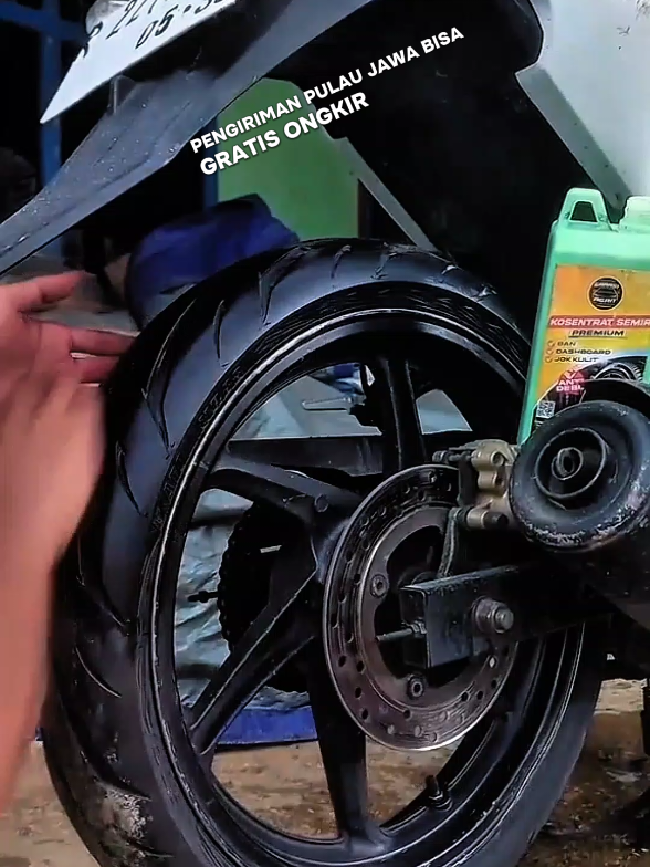 kosentrat semir garasi agan semir ban serbaguna yang untuk menghitam kan.. #semirban #garasiagan #perawatankendaraan #foryou #fyp 