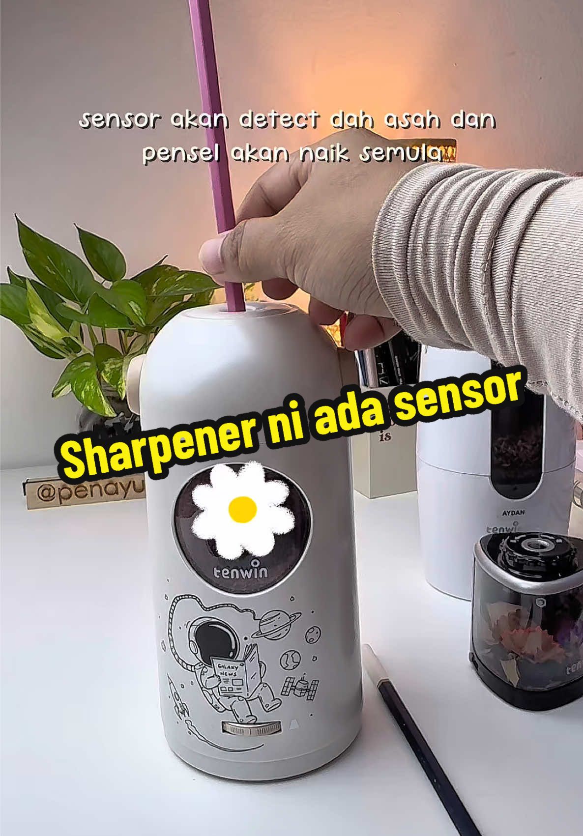 Replying to @Sagittarius contoh macam mana sensor #tenwinmax ni berfungsi. Bandingkan semi auto anak akan tekan selagi boleh, ni lebih baik. Sensor sangat membantu. . #electricsharpener #stationery 