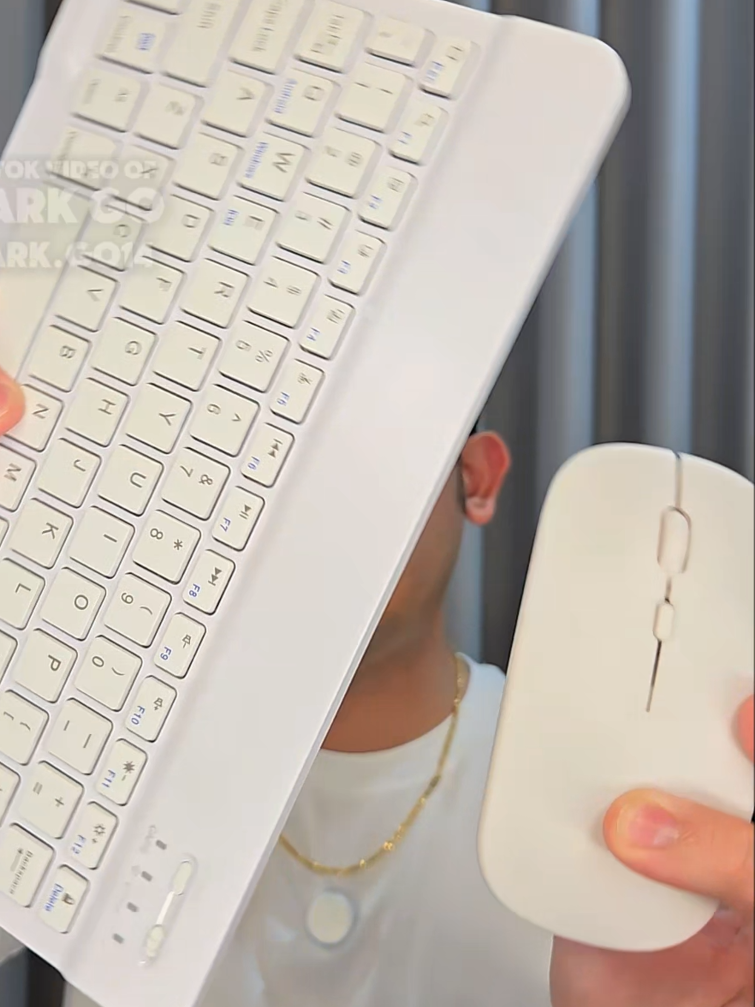 Kung keyboard warrior ka perfect sayo tong external mouse keyboard eto yung pwede sa tablet, laptop, cellphone dahil bluetooth mouse keyboard siya at no hassle ang at ang satisfying pa niya gamitin kaya kung nag hahanap ka ng keyboard wireless at mouse wireless perfect sayo to portable wireless bluetooth keyboard #keyboard #wirelesskeyboard #portablekeyboard #portablemouse #mouse #bluetoothmouse #bluetoothkeyboard