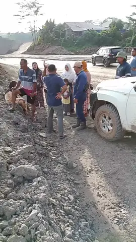 Warga kada terima dengan longsor yang menimbun kuburan ,Akibat dekat nya  aktivitas tambang dengan kuburan  #LOKASI SUNGAI DANAU