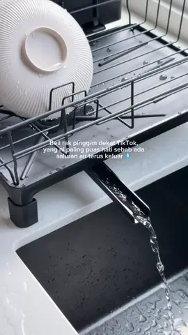 Mudah ya rak pinggan jimat ruang mcm ni 🖤 function pulak tu air tak bertakung #rakpinggan #dishrack #rakpinggansinki #dishdrainer #rakpingganmangkuk 