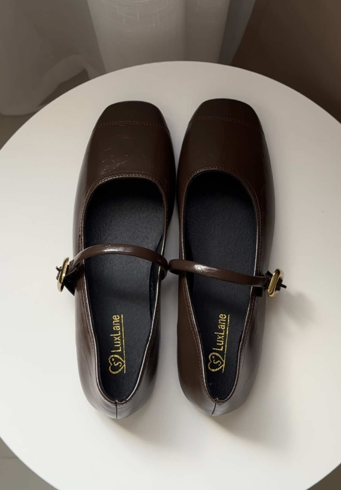 espresso brown in my steps 💭🤎 #flatshoes #shoesforwomen #flats #flatsandals #OOTD 