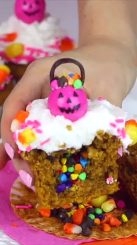 Trick-or-treat cupcakes! 🧁 🎃 #HalloweenTreats #halloweencupcakes #pinatacupcake #HalloweenBaking #HalloweenPartyFood        